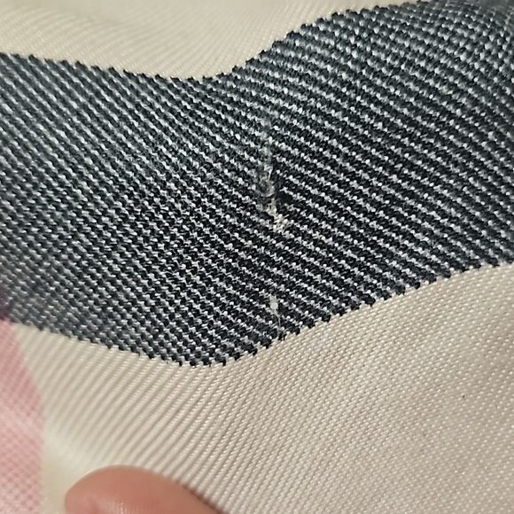 Burberry Scarf . - Picture 6 of 16